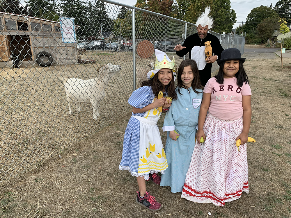 Photo by Elliott Schofield of award-winning actor Chris Williams (known for The Wire, Dodgeball, and over 100 film and TV credits) working with Filmmakers participants.